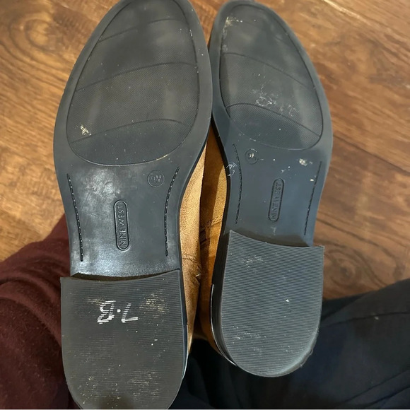 Nine West Cognac Honey Suede Chelsea Ankle Bootie with Gold detail size 9 M - Picture 10 of 11